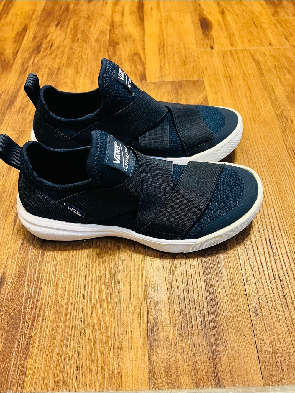 Vans Ultrarange Women’s Slip-On Sneaker Navy Blue with White trim. - Picture 3 of 6